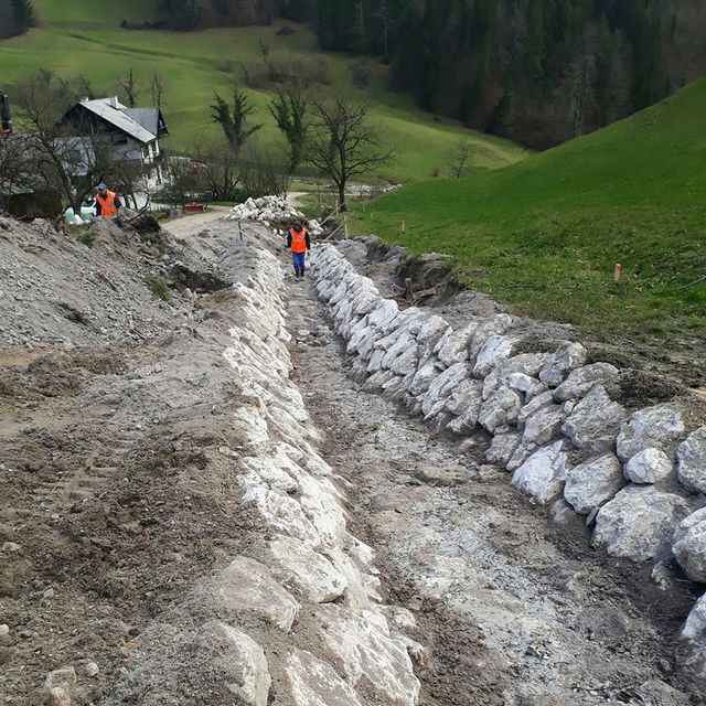 HNG - Nizke gradnje, vzdrževanje cest, hidrotehnika, zimska služba, ročno asfaltiranje.